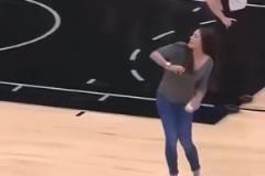 妹子手勁真大??！普拉姆在馬刺主場扔毛巾，居然能扔那么遠？