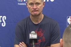 看來(lái)還是有點(diǎn)嚴(yán)重！科爾：庫(kù)里G2可能上不了場(chǎng)，腿筋拉傷很難堅(jiān)持比賽