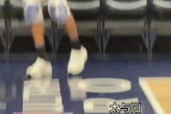 看著心疼啊！庫(kù)里熱完身受傷的手指跟膝蓋纏著厚厚的冰袋