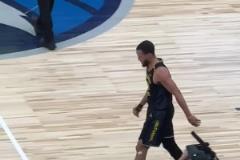 千萬(wàn)可別有大礙呀！庫(kù)里左腿筋不適要求換下，徑直返回更衣室