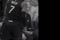 科爾就差沒有把飲水機搬上去，被裁判攔住了！