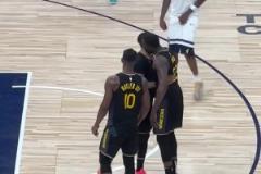 以下克上！勇士客場(chǎng)拿下半決賽首勝，賽后勇士眾將擊掌相擁慶祝！