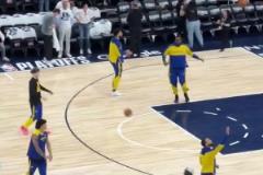 G1馬上開始！看庫(kù)里這個(gè)動(dòng)作我以為要來(lái)個(gè)暴扣呢