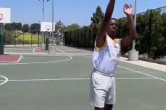 太搞了！外網(wǎng)網(wǎng)紅惡搞濃眉打球現(xiàn)狀！擊個掌都能傷是吧？