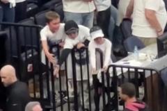 情緒價值到位小球迷中場等著和庫里擊掌 如愿后開心壞了