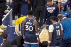 華子被TJD踩傷倒地，追夢也上前查看，隨后華子被攙扶下場