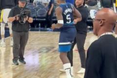 也是耐殺王！華子被踩腳踝離場幾分鐘后就回來熱身 下半場首發(fā)！