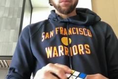 他還有什么不會(huì)的？名場(chǎng)面：庫(kù)里輕松恢復(fù)魔方！