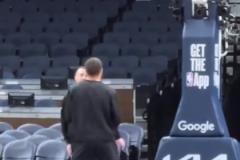 WOW！庫(kù)里今天現(xiàn)身訓(xùn)練現(xiàn)場(chǎng)給隊(duì)友當(dāng)球童球迷擔(dān)心他卻在扭