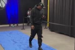 JB&華子兩大巨星抵達球館！華子掏出手機：我看誰在黑我