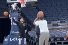 心情還不錯！受傷的庫里給追夢當起了球童