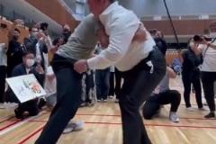 庫里挑戰(zhàn)橫崗白鵬，完全推不動??！