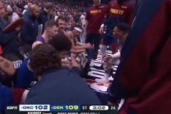 精神領(lǐng)袖??！掘金加時領(lǐng)先雷霆7分，威少激情為隊友們加油鼓勁！