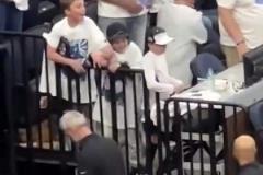 優(yōu)質(zhì)偶像！一堆人走過，就庫里和小球迷擊掌了