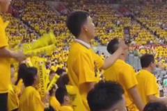 比臟話還有殺傷力？客場球迷唱《媽媽好》，張鎮(zhèn)麟母子面色鐵青