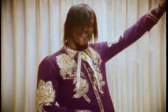 MV里的巴特勒，造型挺別致啊