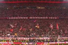 致謝拜仁死忠！穆勒爬上南看臺(tái)喊麥和球迷一起慶祝！