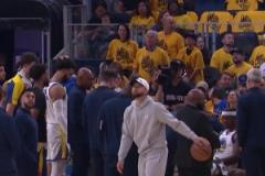 還能撐到你復(fù)出嗎暫停期間庫里獨自在一旁運球瞄籃