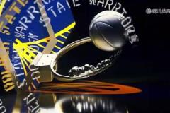 小學(xué)生偷吃被發(fā)現(xiàn)了！庫里扮演教練邊吃糖邊看技術(shù)統(tǒng)計