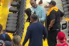 我兒子今天沒防住你！老佩頓賽后和愛德華茲寒暄擁抱