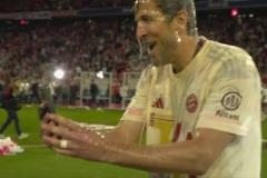 斬獲生涯首冠！凱恩啤酒浴樂在其中！