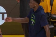 提前準(zhǔn)備慶祝嗎？愛德華茲賽前訓(xùn)練，練習(xí)庫里的晚安動(dòng)作