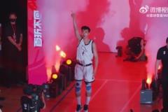 未來男籃希望？中國小將淡厚然在NCAA對位準(zhǔn)狀元弗拉格！