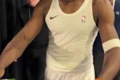 Respect！老佩頓賽后送給華子一件自己的超音速球衣