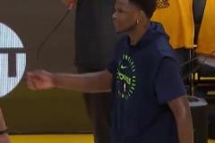 裝X裝對了！愛德華茲賽前訓(xùn)練時，就做出了庫里的晚安慶祝動作