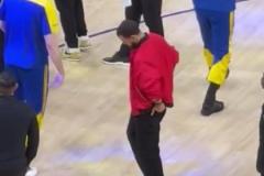 滿屏的無奈！勇士1-3落后，庫里在場邊無奈來回踱步，手扶額頭