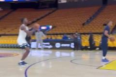 愛德華茲賽前訓(xùn)練命中一記logoshot，隨后大喊庫里名字！