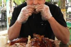 爽歪歪！西熱力江：回到新疆從現(xiàn)烤的烤全羊吃起！