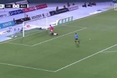 年度最離譜烏龍預(yù)定？川崎前鋒吊射中框，橫濱FC外援解圍踢疵