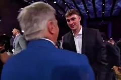 是誰說的不開心？抽簽后弗拉格與獨行俠CEO聊天笑容滿面