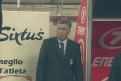 老煙槍教頭！03年意杯米蘭進球，鏡頭給到安切洛蒂在抽煙！