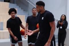 看歐文打球也就圖一樂，真學(xué)技術(shù)還得跟字母哥