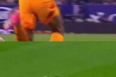 皇馬球迷：同一球場(chǎng)對(duì)同一個(gè)對(duì)手，對(duì)姆巴佩鏟球甚至不是黃牌