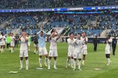 兄弟情不變！馬萊萊賽后謝場(chǎng)時(shí)和申花前隊(duì)友們溫情相擁