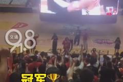 球迷嘶吼慶祝！球迷在廣廈主場看著大屏幕慶祝球隊(duì)奪冠~