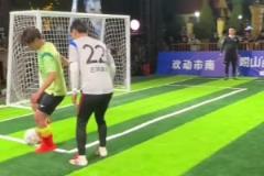 ?。繛跫犹睾湍钒团迩芭阉綍?huì)，女方穿著粉色睡衣現(xiàn)身烏加特公寓