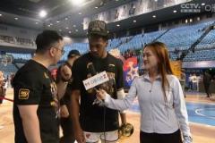 布朗：等等我！美女記者采訪FMVP布朗 隊(duì)友在開香檳慶祝