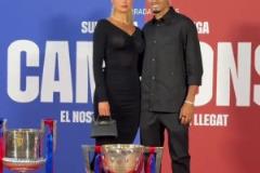 拉菲尼亞還要墊著腳和女友合影男人果然對身高是有執(zhí)著的