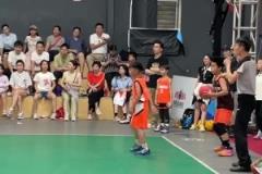 當(dāng)球場(chǎng)撞擊哥遇到撤凳子，感覺(jué)隨時(shí)會(huì)惱羞成怒