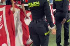 逆天腰臀比啊這是哪支足球隊(duì)的女保安身材這么夸張！