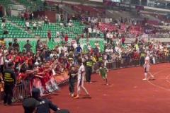 豪哥的影響力！足協(xié)杯賽后，韋世豪為熱情的主隊(duì)廣西球迷逐一簽名