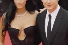 迪巴拉與妻子走紅毯，小魔仙比他老婆還靚