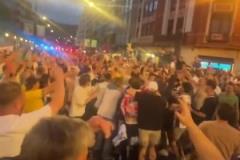 干得漂亮！大量畢巴球迷加入熱刺球迷一起慶祝曼聯(lián)輸球