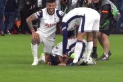 情緒激動(dòng)！終場(chǎng)哨響后孫興慜趴跪在地痛哭，隊(duì)友安慰后將他拉起